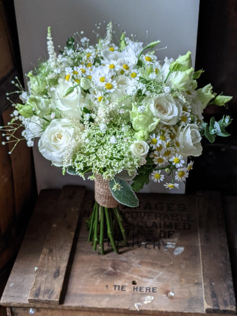 White Rose Daisy Bouquet, Bridal Bouquet Daisies, White Daisy Bridal Bouquet, Daisy And Rose Bouquet, Cosmos Wedding Bouquet, White And Green Bridal Bouquet, Daisy Bridal Bouquet, Green Bridal Bouquet, Bouquet With Roses