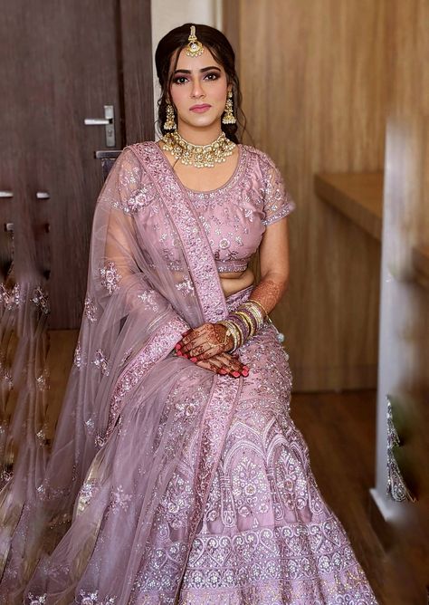 Pink Lehenga Makeup Look Simple, Lavender Lehenga Makeup Look, Jewellery With Pink Lehenga, Pink Lehenga For Engagement, Pink Lehenga Jewellery Ideas, Pink Lehenga Makeup Look, Royal Bride Look, Pink Lehenga Look, Lehenga Jewellery Ideas