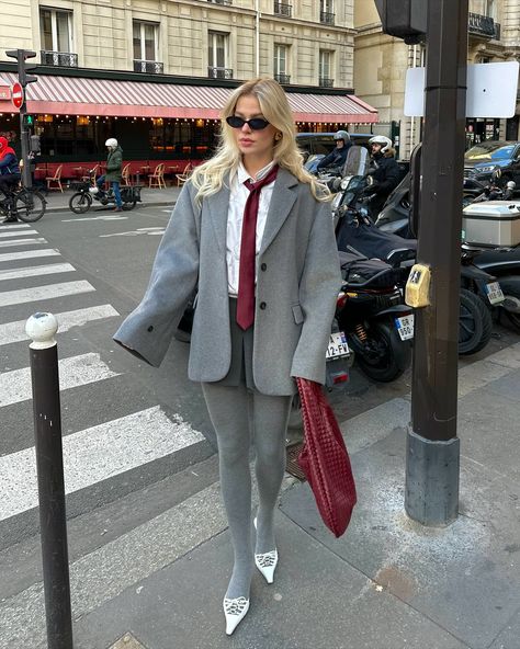 Linda ☁️✨ | cph flashbacks 🍂⭐️ | Instagram Gray Blazer Outfit Aesthetic, Grey Tights Outfit, Gal Clothes, Linda Sza, January Outfits, Outfit Inso, Stockings Outfit, Estilo Preppy, Power Dressing