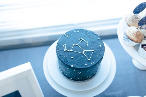 Aquarius Party Theme, Astrology Birthday Cake, Aquarius Birthday Party, Aquarius Cake Birthdays, Aquarius Birthday Cake, Astrology Birthday Party, Aquarius Party, Constellation Cake, Zodiac Birthday Party