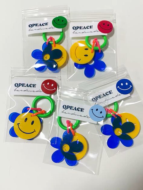 Cool Merchandise Ideas, Packaging Keychain Ideas, Smiley Keychain, Keychain Packaging, Keychain Design, Diy Keychain, Diy Clay, Jewelry Packaging, Hang Tags