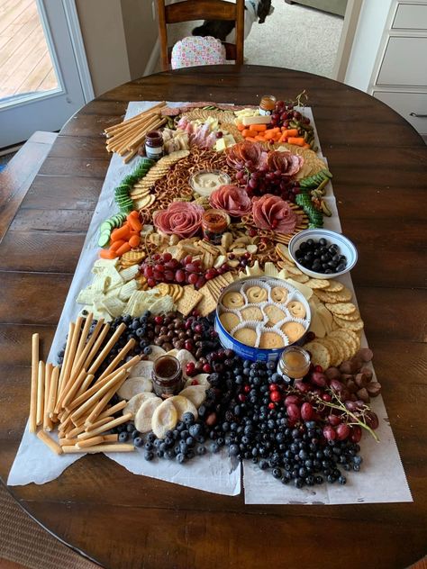 Grazing Table Small Party, Small Graze Board, Small Graze Table, Small Charcuterie Table Ideas, Outdoor Grazing Table, Holiday Grazing Table, Small Grazing Table Ideas, Small Grazing Table, Graze Boards