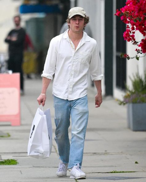 Jeremy Allen White (@jeremyallenwhitefinally) • Instagram photos and videos Jeremy Allen White Fashion, Jeremy Allen White Outfit, Jeremy Allen White Style, Denim And White Outfit, White Jeans Outfit Men, Tyler Fits, Principal Outfits, White Outfit Men, American Casual Style