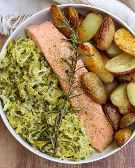 Bows Aesthetic, Salmon Healthy, Salad Salmon, Body Care Recipes, Clean Snacks, Low Calorie Dinners, Dinner Salad, Health Dinner, Healthy Food Motivation