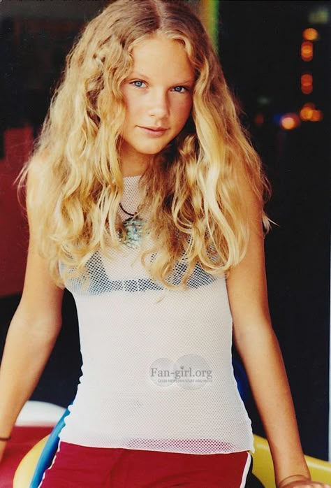 ♡♥Taylor Swift relaxes at age 12 in 2002 - click on pic to see a full screen pic in a better looking black background♥♡ Young Taylor Swift, Taylor Swift Now, Baby Taylor, Photos Of Taylor Swift, Estilo Taylor Swift, Taylor Swift Cute, Swift Photo, Taylor Swift Album, Long Live Taylor Swift