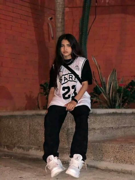 Jersey Outfit Ideas, Looks Hip Hop, Football Jersey Outfit, Streetwear Girl, Jersey Outfit, Tomboy Outfits, Tomboy Style Outfits, Elegante Casual, Streetwear Fashion Women