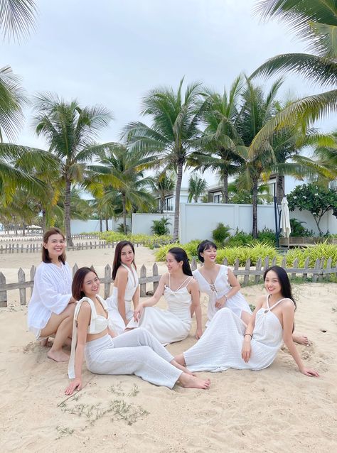 Beach Group Outfit, Group Beach Poses, Beach Photography Friends, Group Pose, Group Poses, Beach Photography Poses, Instagram Style, Ideas Family, Friend Poses