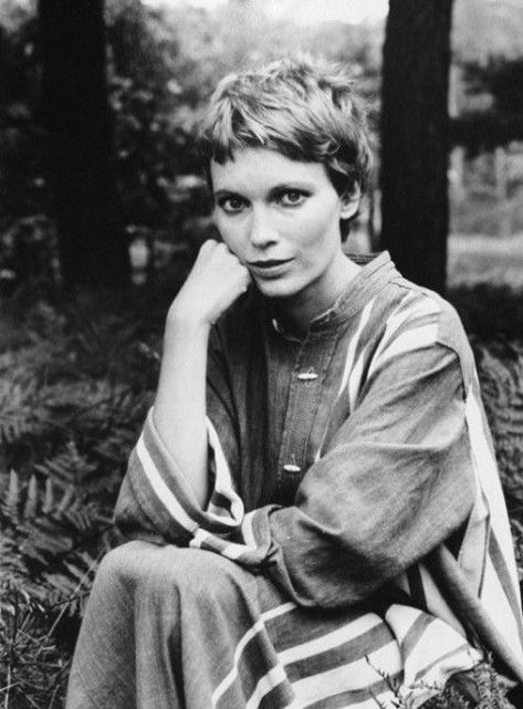 Mia Farrow pixie cut caftan style Mia Farrow Short Hair, Pixie Crop, Alfred Eisenstaedt, Mia Farrow, Heck Yeah, Grunge Hair, Short Pixie, White Photo, Pixie Hairstyles