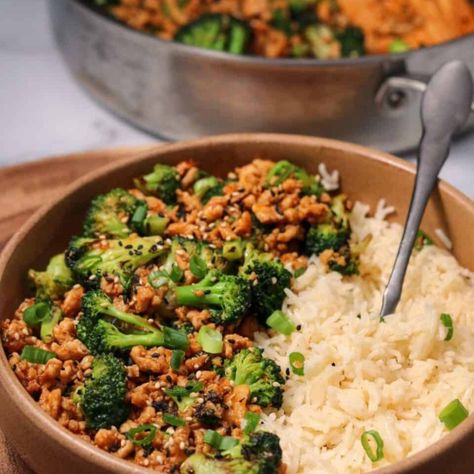 - Honey Sriracha Ground Chicken and Broccoli Honey Sriracha Ground Turkey, Masonfit Recipes, Ground Chicken And Broccoli, Honey Siracha Chicken, Mason Woodruff, Chicken With Broccoli, Honey Sriracha Chicken, Healthy Bowls Recipes, Pan Recipe