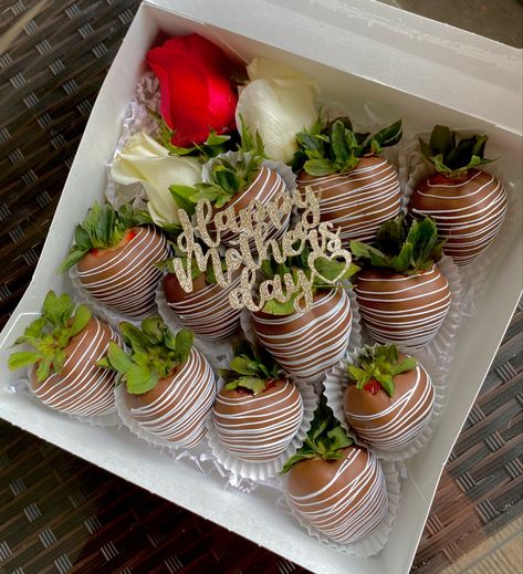 Mothers Day Chocolate Covered Strawberry, Mothers Day Strawberries, Covered Strawberries Bouquet, Strawberry Arrangement, Strawberry Boxes, Strawberries Chocolate Covered, Strawberries Bouquet, Bouquet Chocolate, Strawberry Ideas