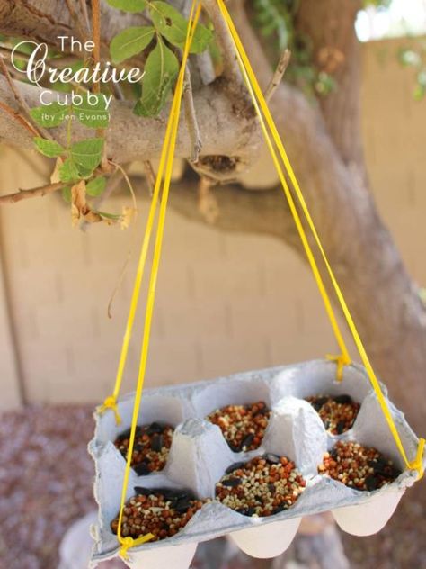 17 Mind-Blowing Homemade DIY Bird Feeder - Gravetics Bird Feeders For Kids To Make, Bird Feeder Craft, Homemade Bird Feeders, Fun Projects For Kids, Egg Carton Crafts, Diy Bird Feeder, Diy Birds, Ways To Recycle, Egg Carton