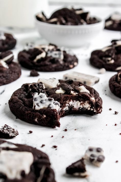 Cookies & Cream Cookies - My Messy Kitchen Soft Chocolate Cookie, Breakfast Cupcakes, Hershey Cookies, Cream Cookies, Cream Candy, Messy Kitchen, Cookies N Cream Cookies, Food Test, Chewy Cookie