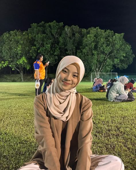 Fesyen Islam, Foto Cewek Hijab Aesthetic, Outfit Hijab Casual, Ootd Poses, Moslem Fashion, Hijab Aesthetic, Swag Girl Style, Muslim Women Hijab, Muslimah Aesthetic