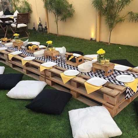 Backyard Ideas With Pallets, Backyard Picnic Party, Kids Backyard Ideas, Ideas With Pallets, Picnic Party Decorations, Backyard Dinner Party, Kids Backyard, Backyard Birthday Parties, Picnic Birthday Party