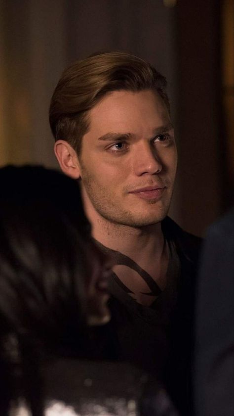 Clary Y Jace, Jace Herondale, Angels Blood, Shadowhunters Series, Fictional Character Crush, Clary And Jace, Dominic Sherwood, Jace Wayland, Shadowhunters The Mortal Instruments