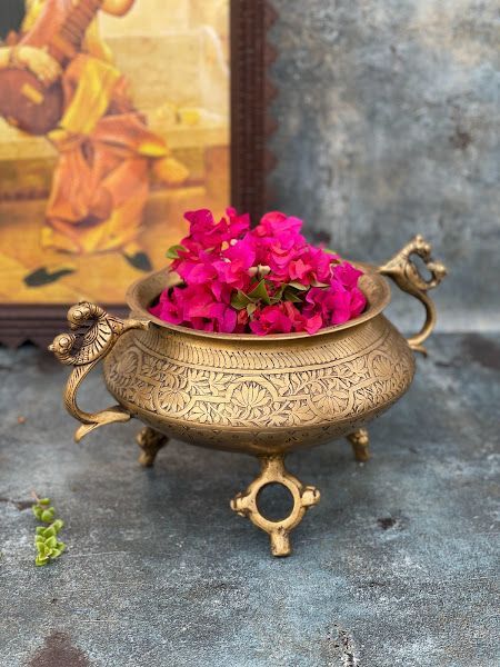 Athepoo - Sitting Pot Brass Decor Indian Living Rooms, Brass Decor Indian, Dining Table Decor Centerpiece, Indian Inspired Decor, Brass Diyas, Diya Lamp, Copper Interior, Diwali Decorations At Home, Entertaining House