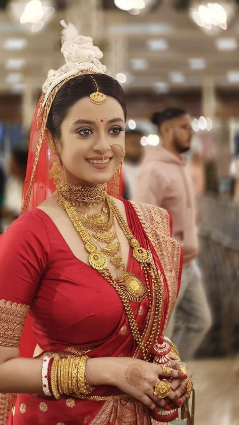 Bengali Bride Gold Jewellery, Bengali Bride Blouse Designs, Bengali Bridal Blouse Designs, Bengali Wedding Jewellery Gold, Bride Red Saree, Bengali Bridal Jewellery Gold, Bengali Blouse Designs, Bengali Bride Saree, Simple Bengali Bridal Look