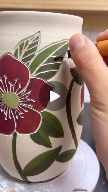 Wax Resist Pottery Patterns, Sgraffito Designs Pattern Easy, Macetas Ceramica Ideas, Pottery Underglaze Ideas, Sgraffito Designs Pattern, Mug Painting Ideas Easy, Underglaze Painting On Pottery, Sgrafitto Ceramics, Clay Kitchenware