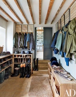 English Countryside Decor, Country Decor Diy, Laundry Room/mudroom, Farmhouse Mudroom, Countryside Decor, Mudroom Flooring, Mudroom Organization, Mudroom Ideas, Mudroom Entryway