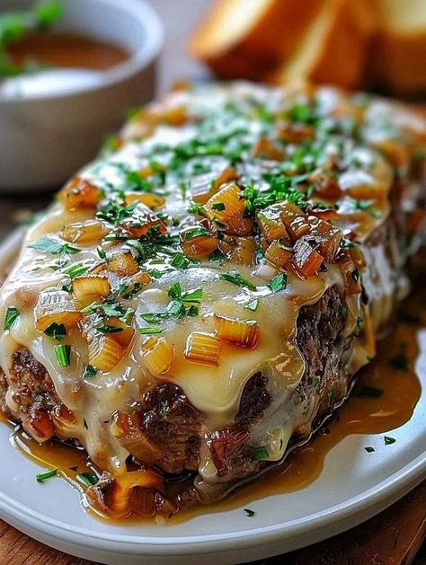 Onion Soup Meatloaf Recipe, Beef Mince Recipes, Homestyle Meatloaf, Guy Food, Italian Meatloaf Recipes, French Onion Meatloaf, Meatloaf Topping, Meatloaf Burgers, Traditional Meatloaf