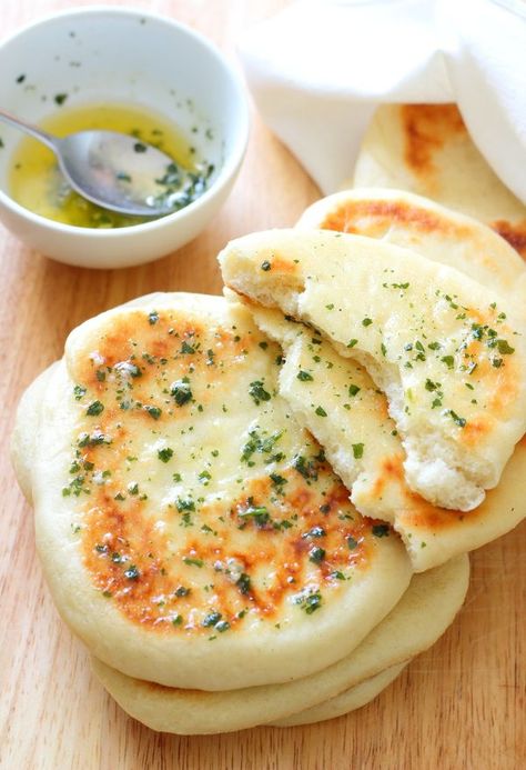 Garlic and Coriander Flatbreads Recipe - Chewy on the outside, soft and fluffy inside, the perfect accompaniment to everything! Soft Breakfast, Arabisk Mad, Savoury Bread, Pane Pita, Flat Breads, Garlic Puree, Garlic Bread Recipe, Onion Dip, Flat Bread