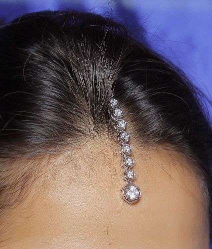 Unique Diamond Maang Tikka Silver Tikka Jewelry, Tikka Hairstyle Simple, Maang Tika Hairstyle Open Hair, Diamond Maang Tikka Designs, Small Mangtika, Diamond Tikka Designs, Maang Tika Hairstyle, Diamond Maangtika, Simple Maang Tikka