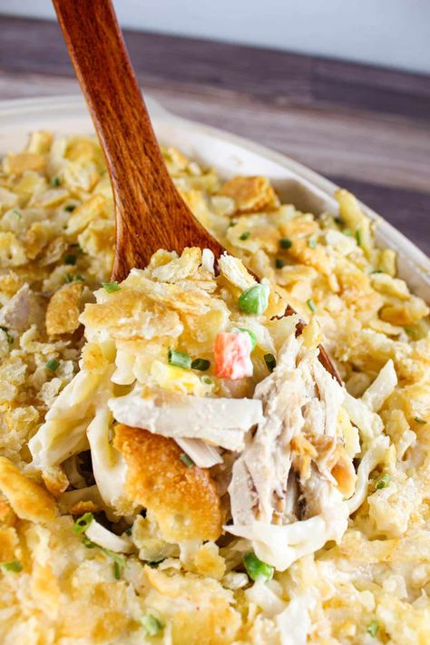 Chicken and Hashbrown Casserole is a delicious comfort food casserole with all the flavor of a pot pie in a casserole! Juicy rotisserie chicken makes it a snap to put together! Chicken And Hashbrown Casserole, Simply Potatoes Recipes, Chicken Hash, Comfort Food Casserole, Chicken Hashbrown Casserole, Hashbrown Casserole Recipe, Simply Potatoes, Hashbrown Casserole, Vegetable Casserole