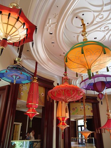 Boutique Hotel Paris, Parasol Lights, Umbrella Decorations, Chinese Lanterns, Chic Home, Paper Lanterns, Lamp Shades, Chandeliers, Sake