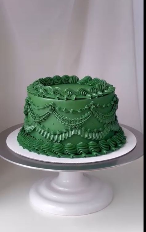 Pretty Birthday Cakes Green, Dark Vintage Cake, Birthday Cake Green And Gold, Forest Green Cake, Emerald Green Cake Ideas, Green Bday Cake, Dark Green Cake, Birthday Cake Green, Gothic Birthday Cakes