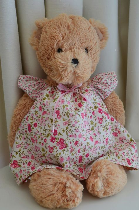 The Bears Four: Flutter Sleeve Dress Tutorial and Free Pattern Build A Bear Clothes Pattern, Teddy Clothes, Baby Dress Tutorials, Bear Clothing, Baby Born Clothes, Build A Bear Outfits, Bear Patterns Free, Bear Clothes, Teddy Bear Sewing Pattern