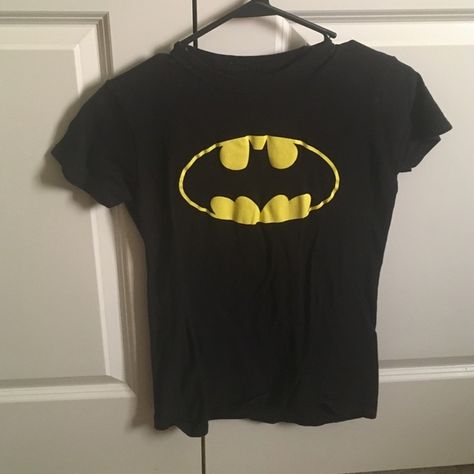 Women's batman fitted Tshirt Medium batman shirt (women) Dc comic Tops Tees - Short Sleeve Batman Graphic Tee, Batman Crop Top, Batman Shirt Aesthetic, Batman Outfits Aesthetic, Batman Outfits For Women, Batman Shirt Outfit, Dc Clothes, Batman Clothes, Batman Tshirt