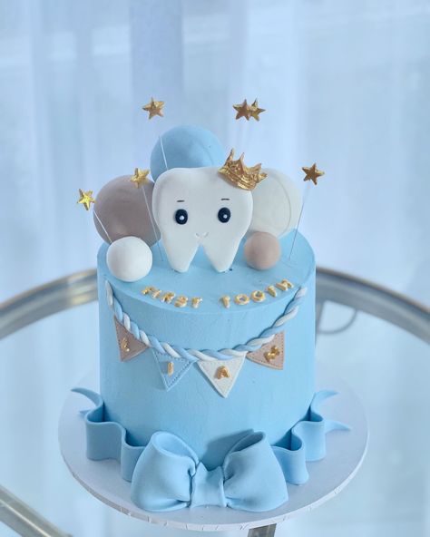 First tooth cake 🦷👶🏻💙 #cake #cakedecorating #cakedesign #cakeoftheday #cakeofinstagram #buttercreamcake #firsttooth #firsttoothcake #baby #brisbane #brisbanecake #brisbanecakemaker #brisbanefood #instabrisbane #کیک#باترکریم#اولین_دندون #کیک_دندونی Teeth Cake Ideas, Tooth Cake Design, First Tooth Cake, First Tooth Cake Boy, First Teeth Party Ideas Tooth, First Teeth Cake Ideas, First Tooth Decoration Ideas, First Tooth Party, Cake For Newborn Baby Boy