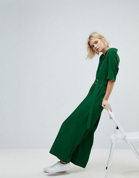 Indoor Fashion Shoot Ideas, Jumpsuit Editorial, Green Editorial Photography, Green Fashion Editorial, Chic Green V-neck Jumpsuit, Winter Photoshoot, Mode Online, Fashion Studio, Female Poses