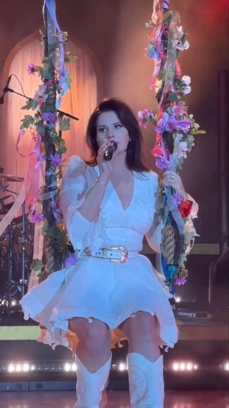 All things Lana Del Rey! Lana Del Rey Outfits, Lana Del Rey Concert, Divas Pop, Lana Del Rey Art, Lana Del Rey Love, Lana Del Rey Vinyl, Lana Rey, Elizabeth Grant, Lana Del Ray