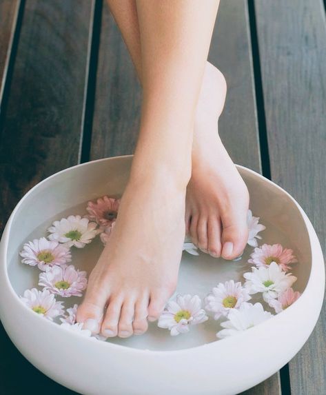 Basic Pedicure, Deco Spa, Pedicure Tips, Mascara Hacks, Spa Pedicure, Pedicure At Home, Manicure Diy, Foot Soak, Foot Spa