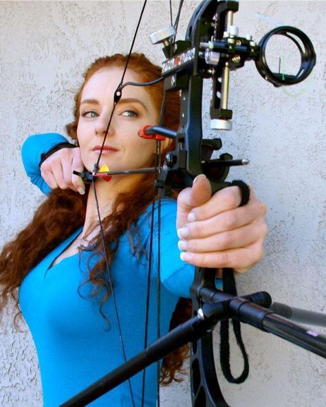 20 Babes With Bows Bow Hunting Women, Woman Archer, Archery Women, Archery Tips, Archery Range, Archery Girl, Crossbow Hunting, Archery Bows, Hunting Girls