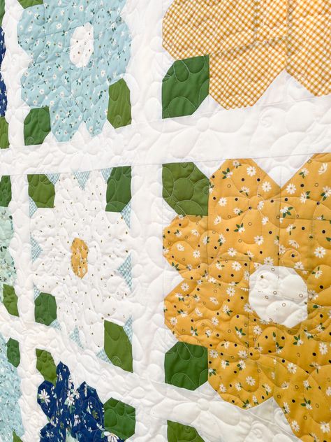 Daisy Fields – Summer Blossoms Quilt – Riley Blake Designs Floral Quilt Patterns, Daisy Fields, Daisy Quilt, Hexie Quilts Patterns, Flower Quilt Patterns, Lap Quilt Patterns, Nursery Quilt, Hexie Quilt, Baby Quilt Pattern