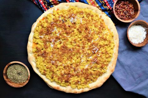 The Best Vegan Mac and Cheese Pizza Recipe - Very Vegan Val Crispy Potato Tacos, Best Vegan Mac And Cheese, Mac And Cheese Pizza, Cheese Pizza Recipe, Alfredo Pizza, Potato Tacos, Make Your Own Pizza, Vegan Junk Food, Vegan Mac And Cheese