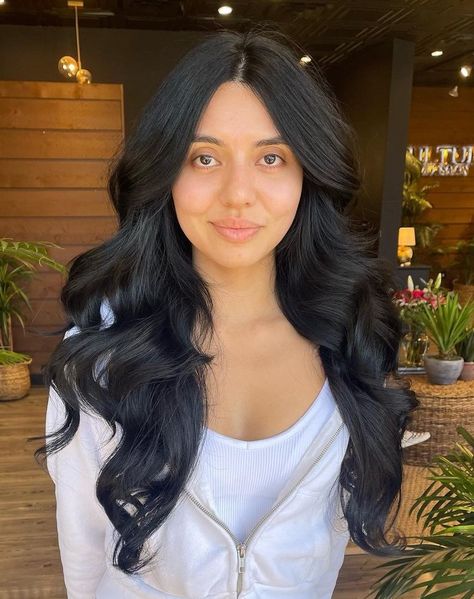 Long V-Shaped Soft Curls Soft Curls For Long Hair, Layers For Long Hair, Hair Cut For Girls, Soft Curl Hairstyles, Messy Bun Hairstyle, Trendy Layered Hairstyles, V Cut Hair, V Shaped Haircut, V Shape Hair