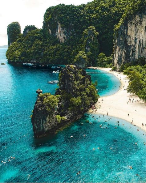 RATE this picture 1-10. 👇 HONG ISLAND, also known as KOH HONG is one of the 4 islands at the southern THAI city called Krabi. 🌍 It's… Travelling List, Krabi Thailand, Ao Nang, Halong Bay, Bohol, Destination Voyage, Boracay, Palawan, Solo Female Travel