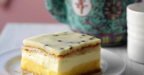 Vanilla cheesecake slice Passionfruit Slice, Cheesecake Slice, Mint Chocolate Cheesecake, Slice Recipes, No Bake Slices, Passionfruit Recipes, Fast Desserts, Slice Recipe, Chilled Desserts