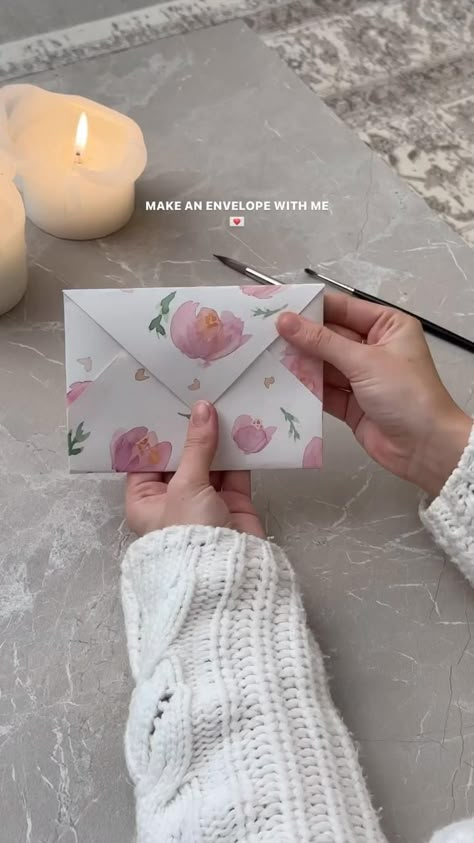 DIY Painted Envelope 💌 Send your love in a pretty floral envelope! Try this DIY craft the next time you’re looking to personalize thank-you notes, love letters, or invites to spring festivities! 🎨 (via @maximeee) #painting #diy #envelopeart #envelopes #calligraphy #creativeprocess #loveletters Pretty Envelopes Diy, Cute Ideas For Notes, How To Make Diy Envelopes, Little Envelopes Diy, Diy Letter Envelope, Cute Letter Envelope Ideas, Cute Love Letters Ideas, Love Letter Craft, How To Make Your Own Envelope