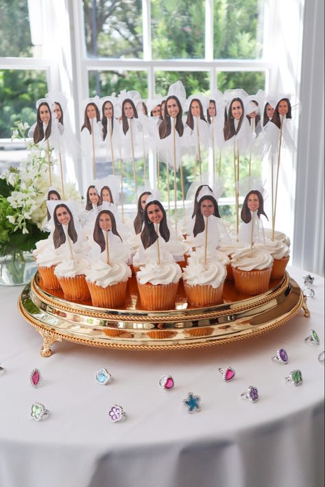 Print a pic of your face hot glue it to a wood stick with a piece of white tulle you have the cutest cupcake topper Bride To Be Pasta, Bride To Be Party Decoration Ideas, Bride To Be Cupcakes, Bride Pasta, Bride Cupcakes, Bride To Be Decorations, Bridal Shower Desserts, Bridal Shower Inspo, Henna Night