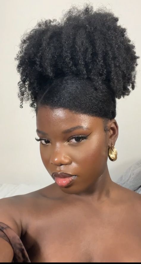 Puff Natural Hair, Quick Natural Hair Styles, Girls Natural Hairstyles, Pelo Afro, Natural Curls Hairstyles, Natural Hair Beauty, Hairdos For Curly Hair, Natural Hair Styles Easy, Natural Hair Updo