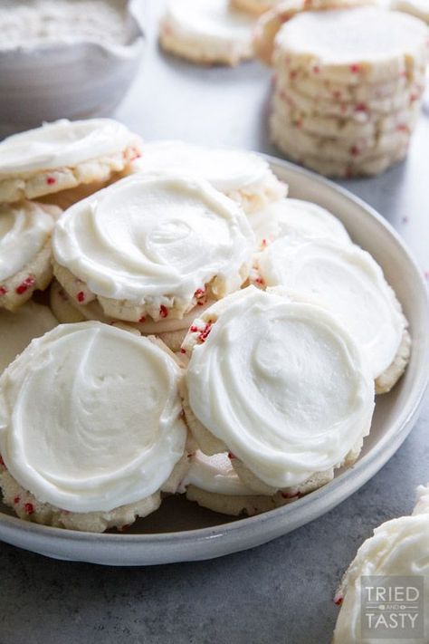 Peppermint Swig Style Sugar Cookies // If you are a fan of peppermint, you will be a fan of these Peppermint 'Swig' Style Sugar Cookies. They are perfectly soft, sweet, and perfectly so peppermint-ee! | Tried and Tasty Peppermint Swig Cookies, Swig Cookies, Pumpkin Spice Sugar Cookies, Spice Sugar Cookies, Cinnamon Sugar Cookies, Pumpkin Sugar Cookies, Halloween Sugar Cookies, Sugar Cookie Bars, Soft Sugar Cookies