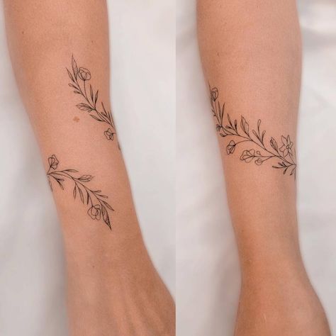 Wild Flower Bracelet Tattoo, Flower Bracelet Tattoo, Bracelet Tattoo, Jewellery Bracelets, Flower Wreaths, Tattoo Bracelet, Nature Flowers, Little Tattoos, Fine Line Tattoos