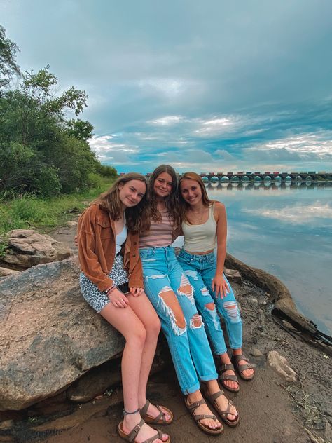 Birkenstock Summer, Birks Outfit, Cute Ripped Jeans, Summer Pics, Girls F, Friends Pic, Summer Hiking, Best Friend Photography, Summer Hiking Outfit