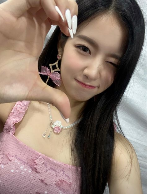 Wooyeon holds up a half heart to the camera in a selfie Woo Ah, Woo Ah Wooyeon, Dear Baby, Colour Pop, Jennie Kim Blackpink, Kim Min, Popular Music, Pretty Face, South Korean Girls