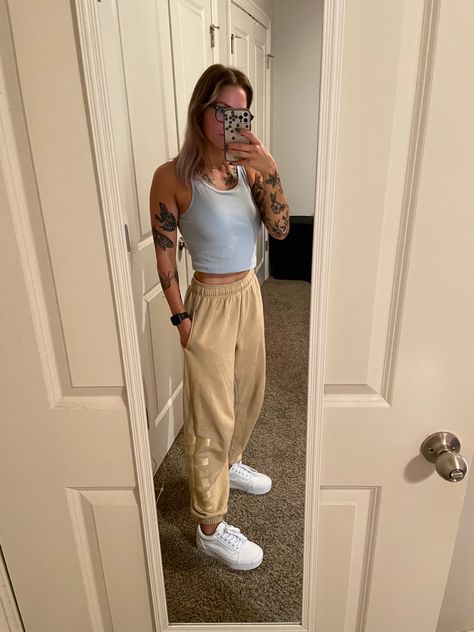 White Platform Vans Outfit, Outfits With White Vans, White Vans Outfit Women, Vans Platform Outfit, Jogger And Crop Top Outfit, Comfy Oufits, Platform Vans Outfit, Joggers And Crop Top, Vans Outfit Summer