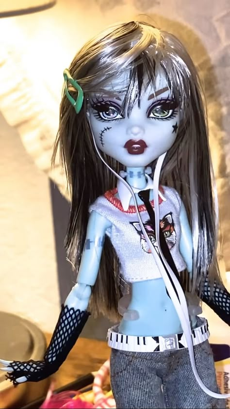 frankie stein servinggg Monsterhigh Dolls Original, Monster High Frankie Redesign, Monster High Redesign Doll, Monster High Doll Clothes Patterns Free, Monster High Collector Dolls, Frankie Stein Restyle, Monster High Dolls G1, Monster High Doll Custom, Frankie Stein Hair